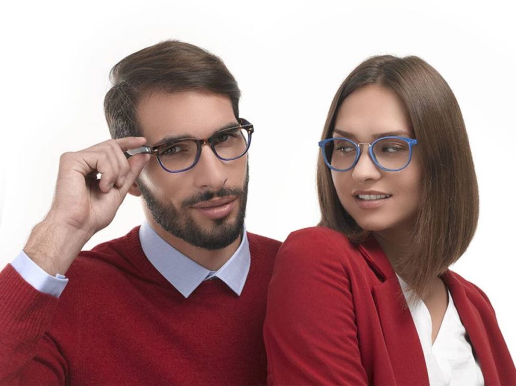 Loring, fashionable glasses sold only in pharmacies | Companies